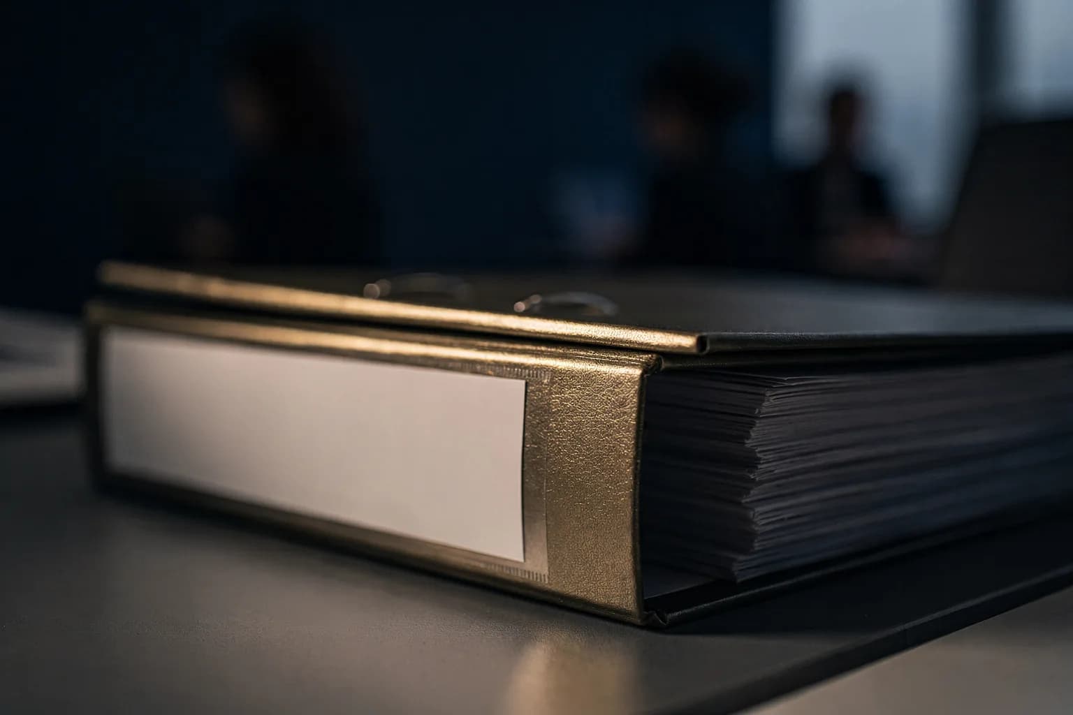 Nahaufnahme gestapelter Aktenordner mit unbeschrifteten Rückenschildern, sehr geringe Schärfentiefe
