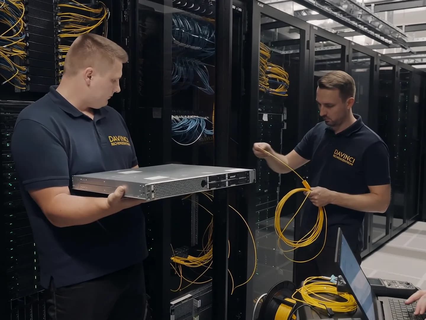 Techniker von DAVINCI bei der Arbeit an einem Server